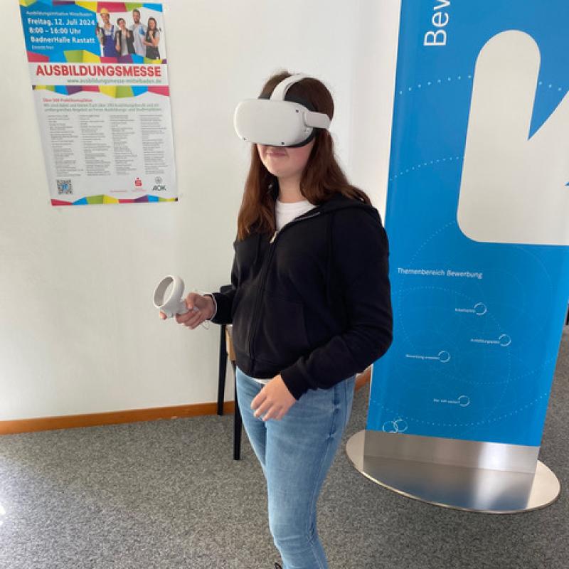Mädchen aus der Hardtschule mit VR-Brille