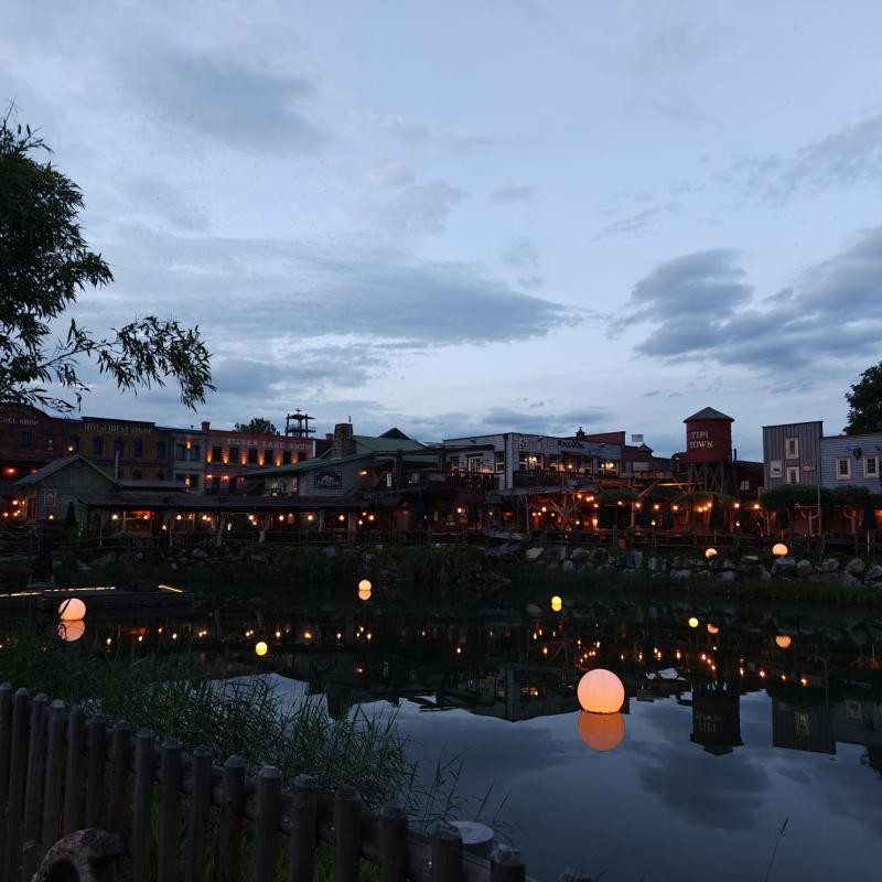 Europa-Park beleuchtet am Abend