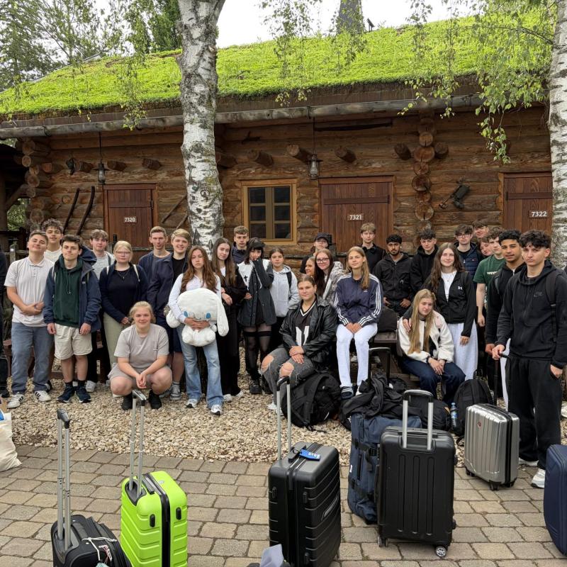 10er vor der Blockhütte mit Koffer