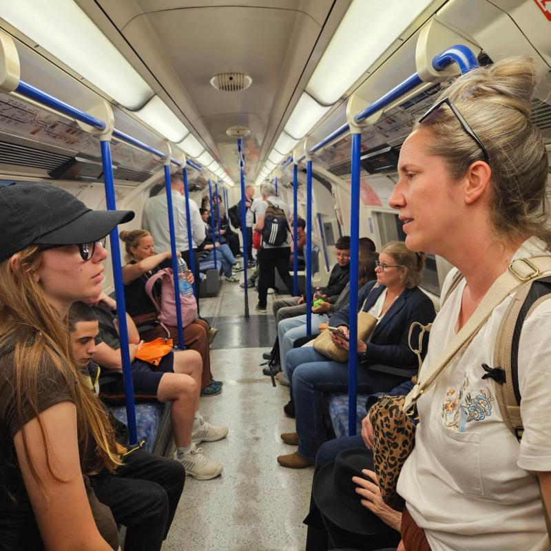 Die Schüler:innen in der Tube