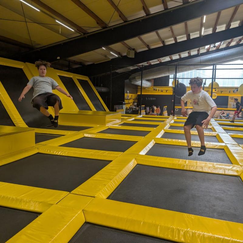 Hüpfen auf dem Trampolin