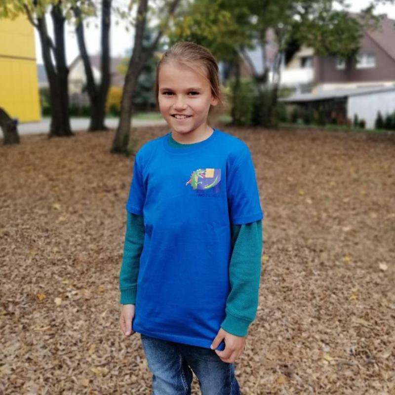 Mädchen mit blauem Schul-T-Shirt