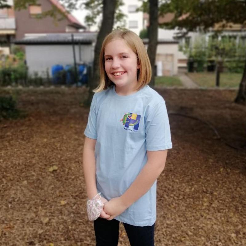 Mädchen mit grauem Schul-T-Shirt