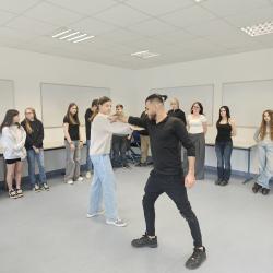 Schauspieler zeigt, wie man auf der Bühne kämpft
