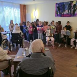 Kinder der Hardtschule singen und musizieren im Altenheim Haus Rudolf